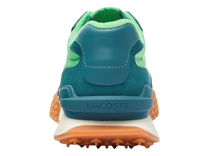 Tenis deportivos Lacoste en tonos verde claro y oscuro con suela marrón dentada y franja blanca lateral.