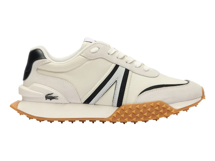 Tenis Lacoste blancos con rayas negras y suela café con textura de picos.