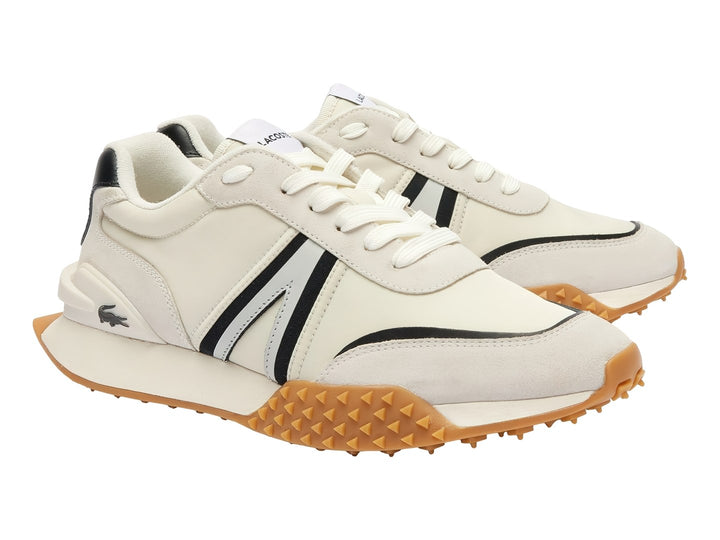 Tenis Lacoste blancos con rayas negras y suela café con textura de picos.