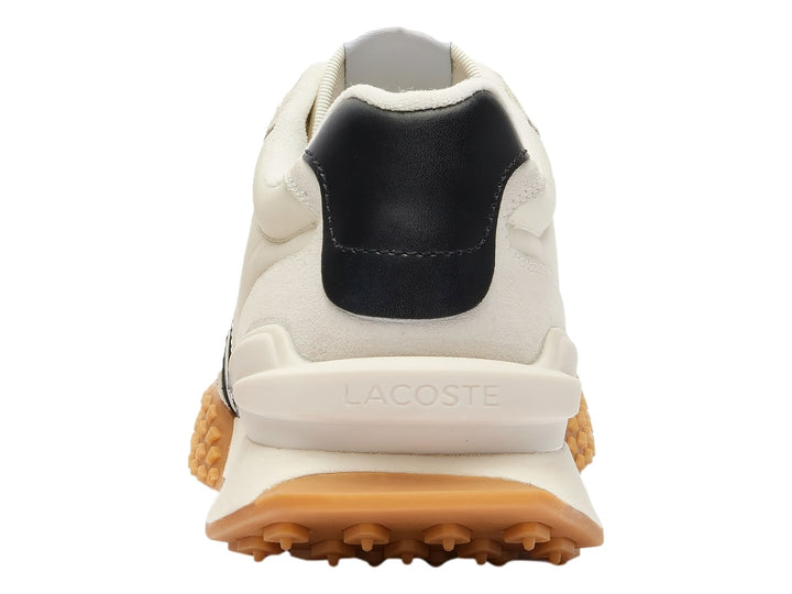 Tenis Lacoste blancos con rayas negras y suela café con textura de picos.