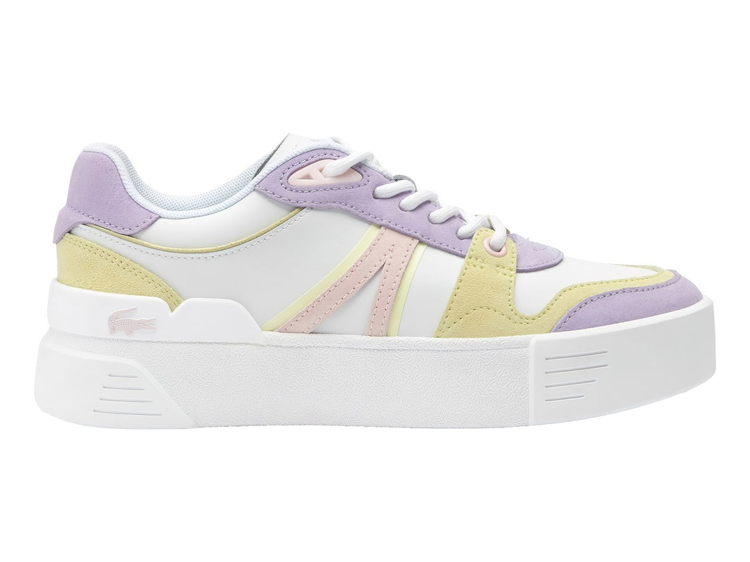 Tenis Lacoste blancos con detalles en morado y amarillo y suela de plataforma blanca.