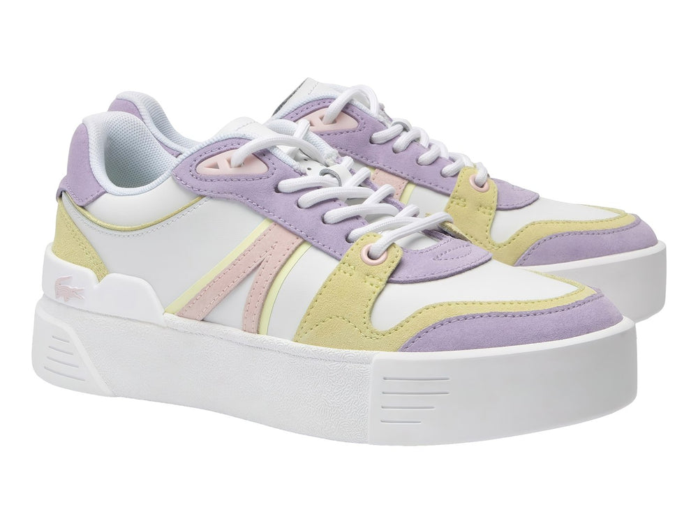 Tenis Lacoste blancos con detalles en morado y amarillo y suela de plataforma blanca.