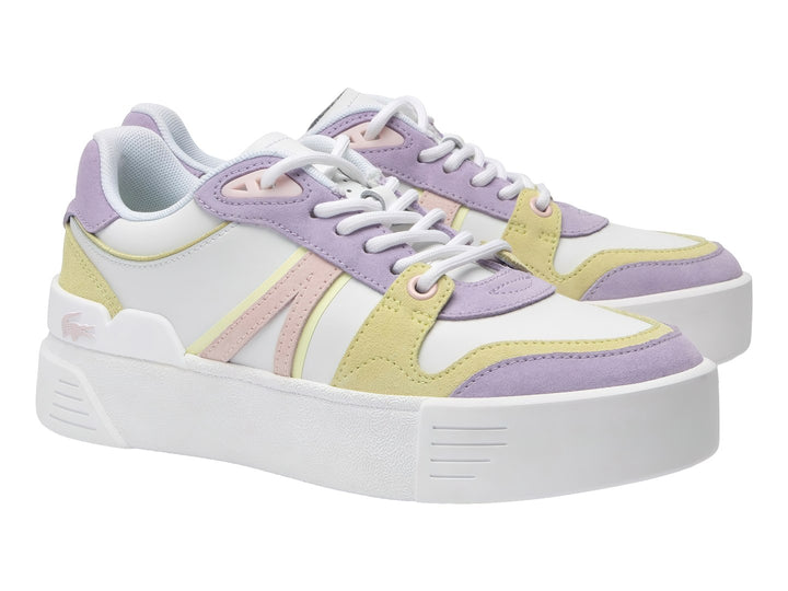 Tenis Lacoste blancos con detalles en morado y amarillo y suela de plataforma blanca.