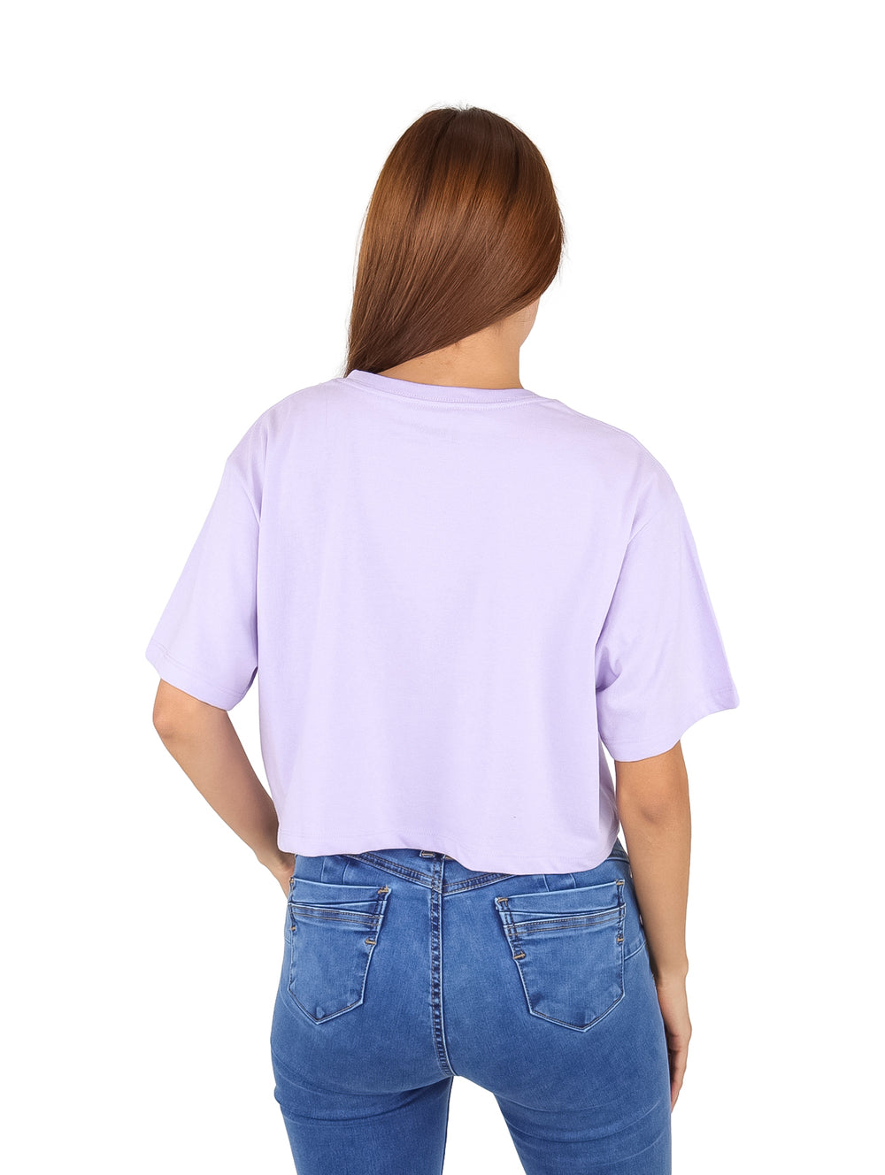 Mujer vistiendo una playera crop color lavanda de la marca K-SWISS con cuello redondo y manga corta.