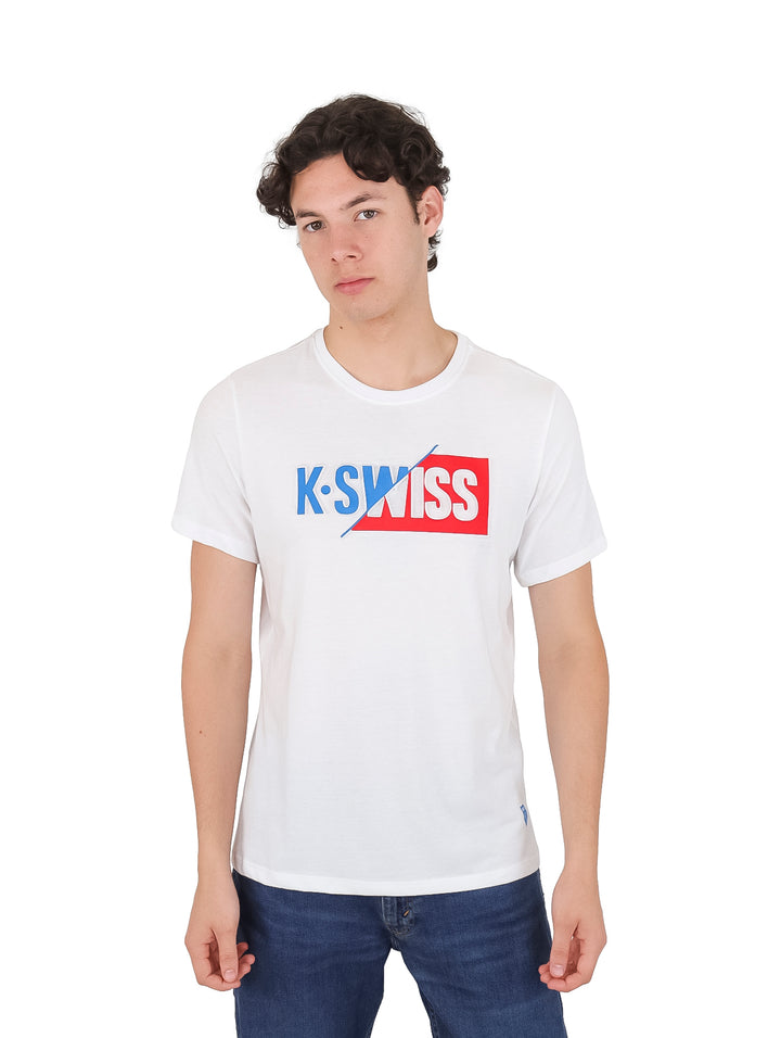 Hombre vistiendo playera blanca de manga corta con logotipo de K-Swiss en el pecho.