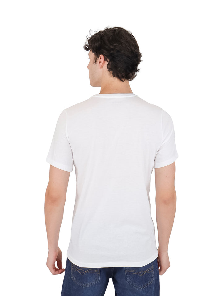Hombre vistiendo playera blanca de manga corta con logotipo de K-Swiss en el pecho.