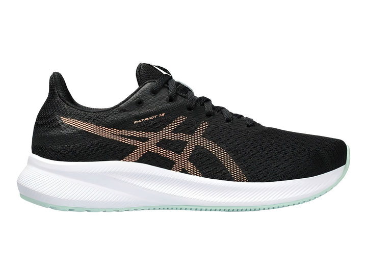 Tenis deportivos ASICS Patriot 13 color negro con detalles dorados y suela blanca.