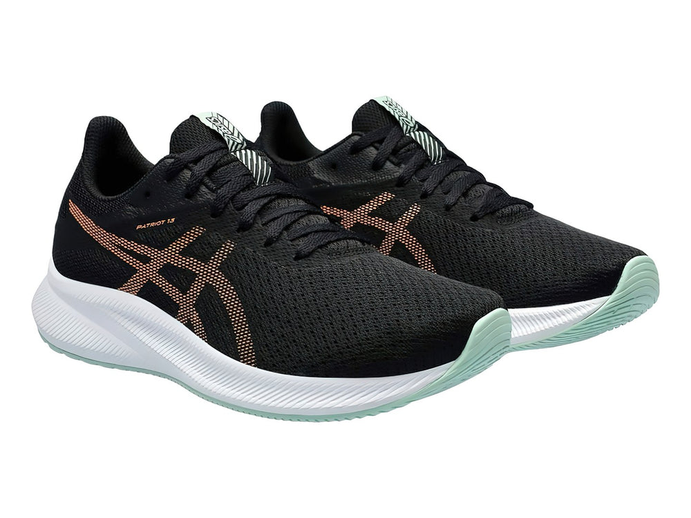 Tenis deportivos ASICS Patriot 13 color negro con detalles dorados y suela blanca.