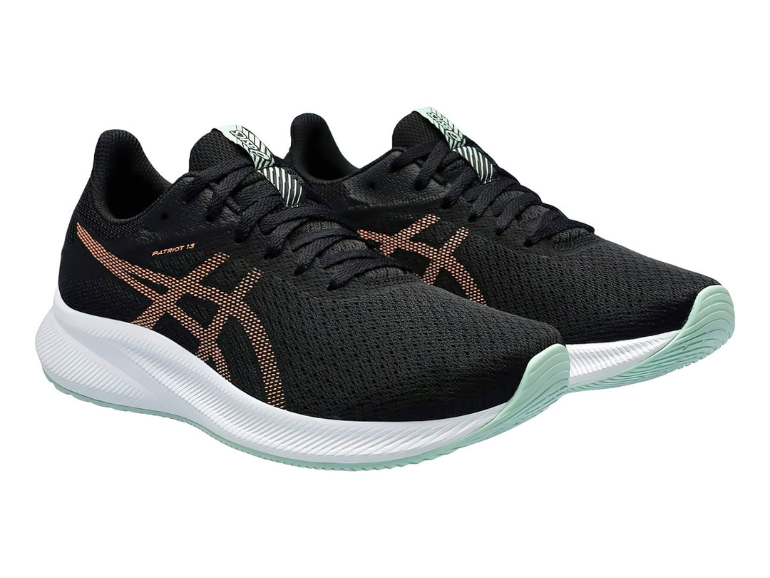 Tenis deportivos ASICS Patriot 13 color negro con detalles dorados y suela blanca.