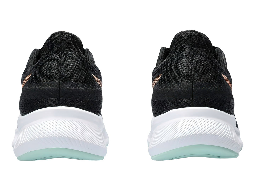 Tenis deportivos ASICS Patriot 13 color negro con detalles dorados y suela blanca.