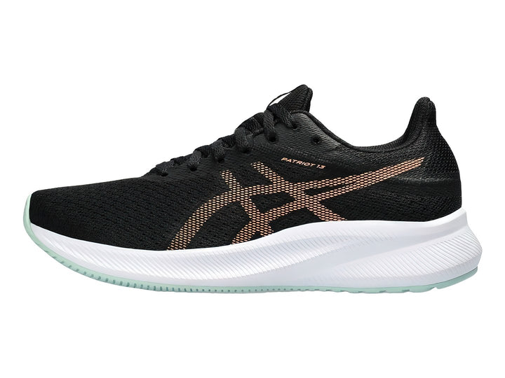 Tenis deportivos ASICS Patriot 13 color negro con detalles dorados y suela blanca.