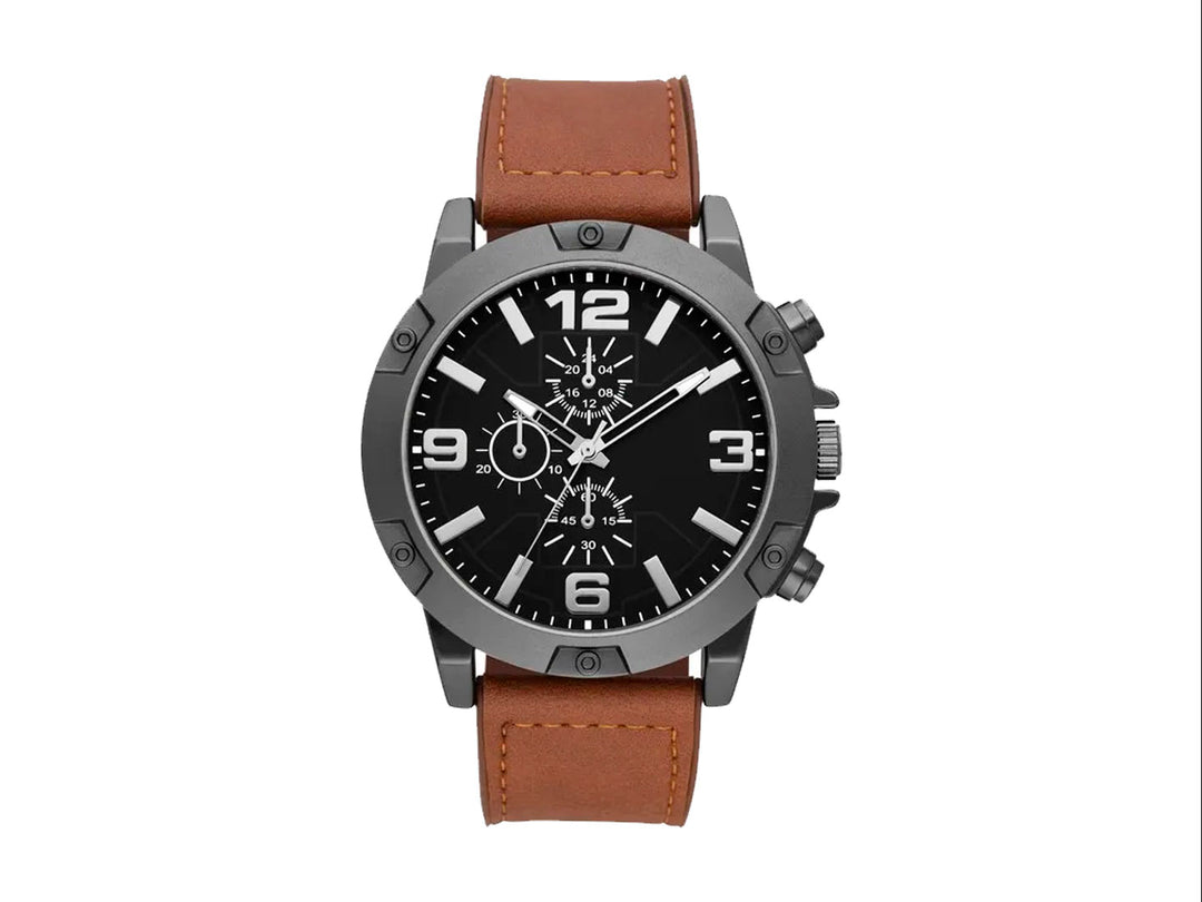 Set de 5 piezas para hombre que incluye un reloj con correa café y cuatro pulseras coordinadas en tonos negro y café.