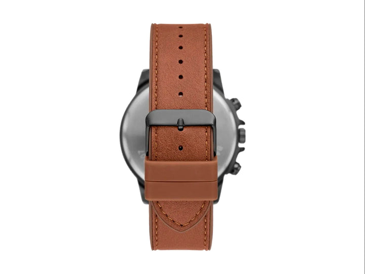 Set de 5 piezas para hombre que incluye un reloj con correa café y cuatro pulseras coordinadas en tonos negro y café.