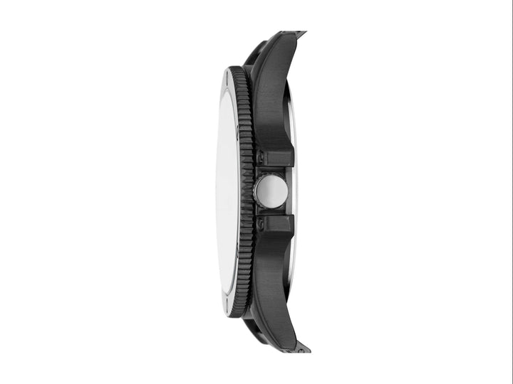 Set de 3 piezas para hombre en color negro mate que incluye un reloj cronógrafo, una pulsera y un collar con dije de cruz.