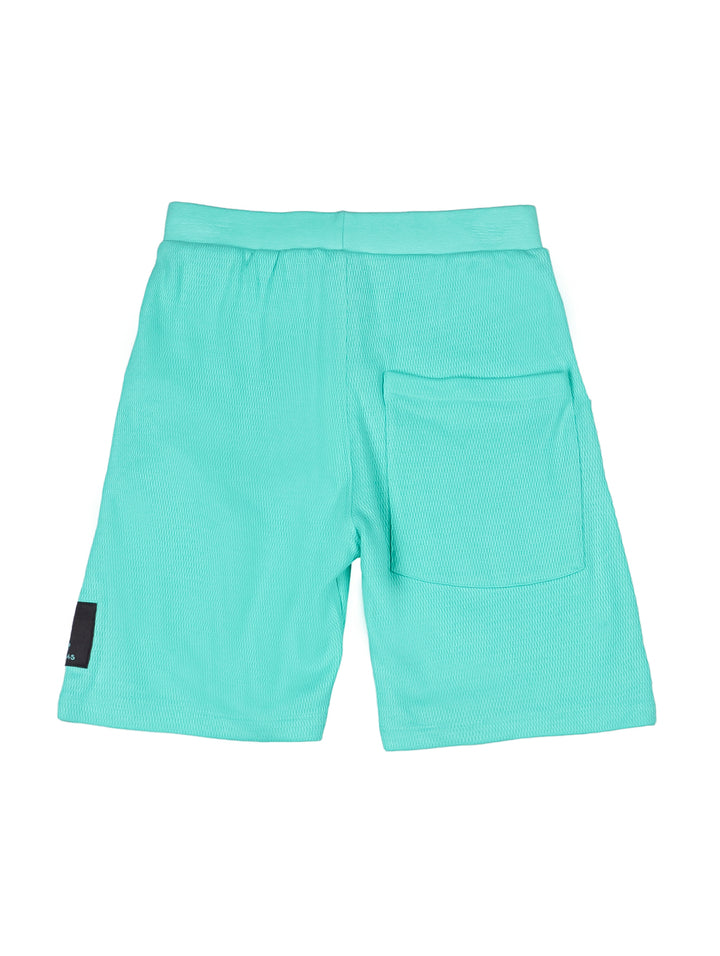 Short verde para niño de marca LOSAN con cintura elástica y cordón ajustable.