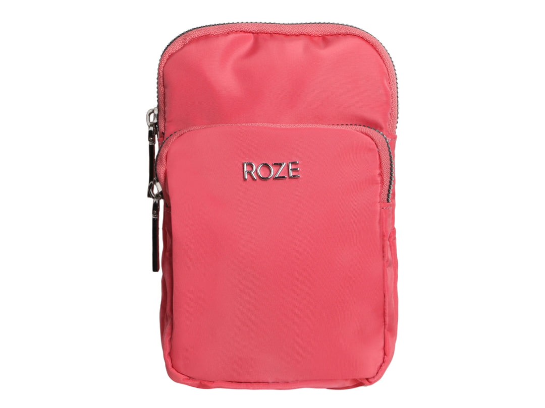 Bolso pequeño de color rosa con cierre frontal y logotipo de ROZE en letras plateadas.