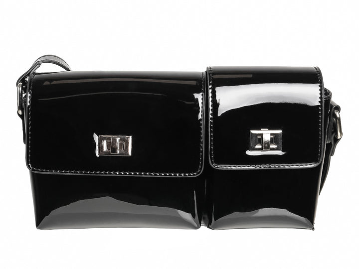 Bolso negro de material brillante con doble compartimento y cierres metálicos plateados.