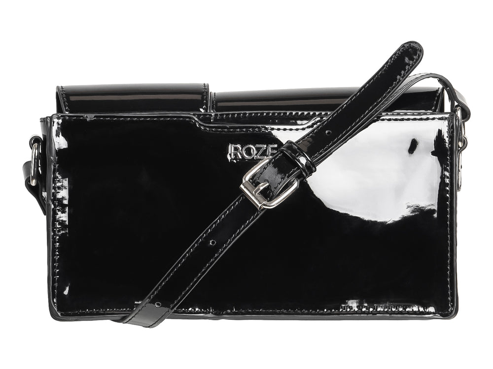 Bolso negro de material brillante con doble compartimento y cierres metálicos plateados.