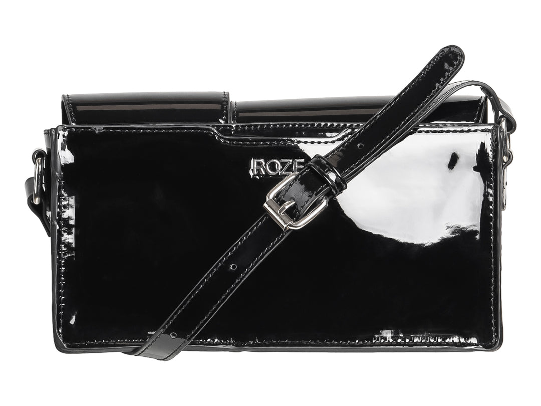 Bolso negro de material brillante con doble compartimento y cierres metálicos plateados.