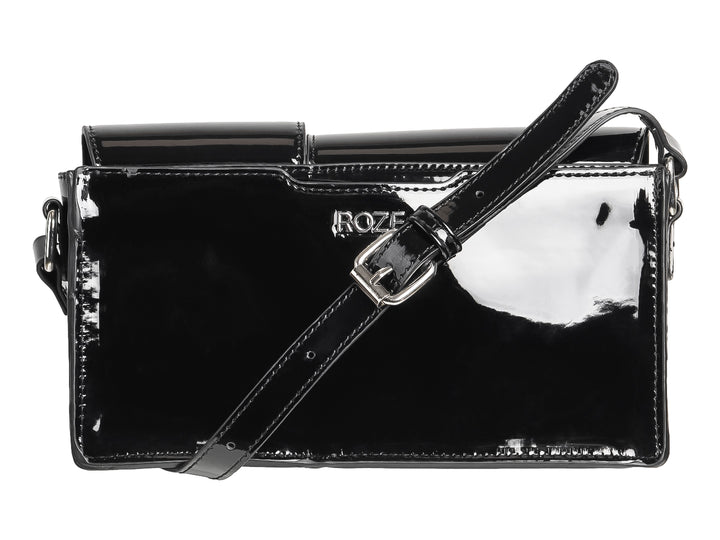 Bolso negro de material brillante con doble compartimento y cierres metálicos plateados.
