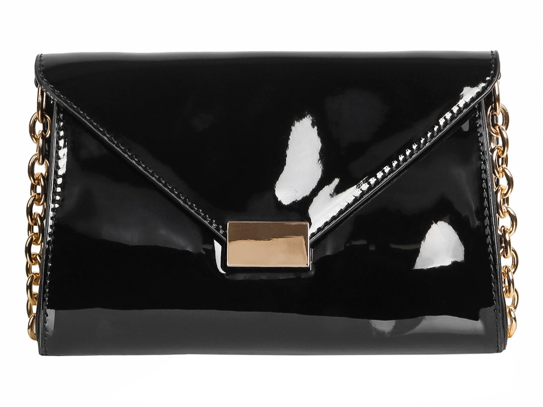 Bolso de hombro negro brillante tipo sobre con cadena dorada y cierre metálico rectangular.