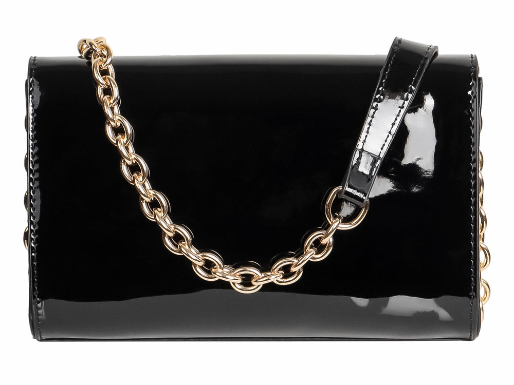 Bolso de hombro negro brillante tipo sobre con cadena dorada y cierre metálico rectangular.