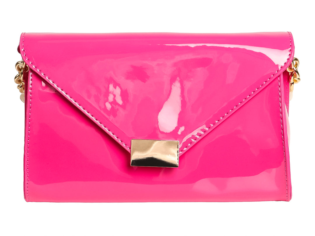 Bolso de mano color rosa brillante con cierre metálico dorado y correa de cadena.