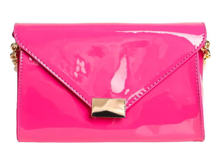 Bolso de mano color rosa brillante con cierre metálico dorado y correa de cadena.