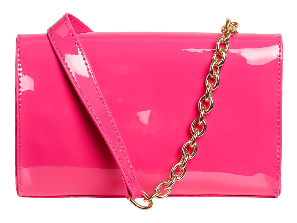 Bolso de mano color rosa brillante con cierre metálico dorado y correa de cadena.