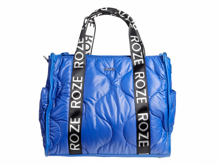 Bolso de hombro azul brillante con diseño acolchado y asas negras con letras blancas de la marca ROZE.