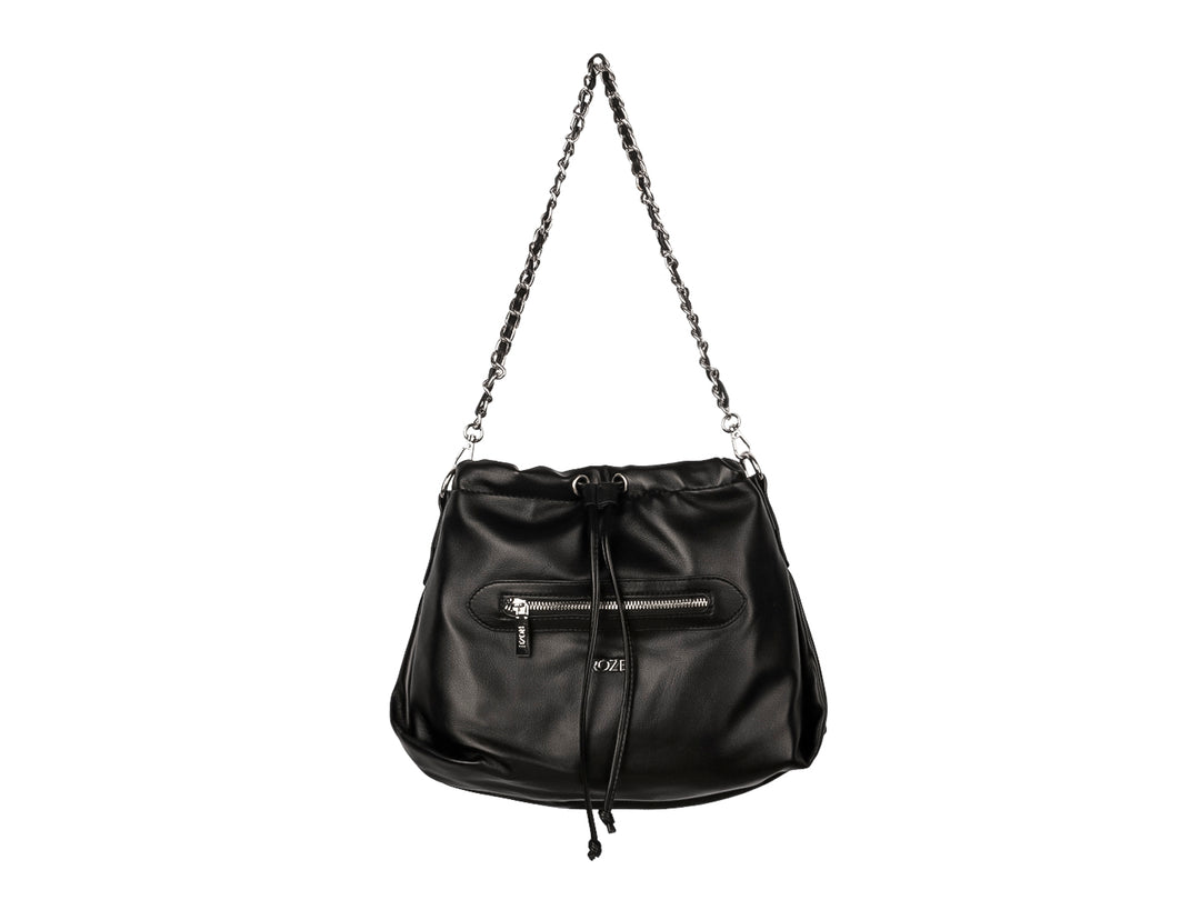 Bolsa de hombro color negro marca ROZE con asa de cadena plateada y detalle de bolsillo frontal con cierre.