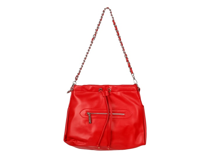 Bolso rojo de estilo saco con correa de cadena plateada y cierre de cordón.