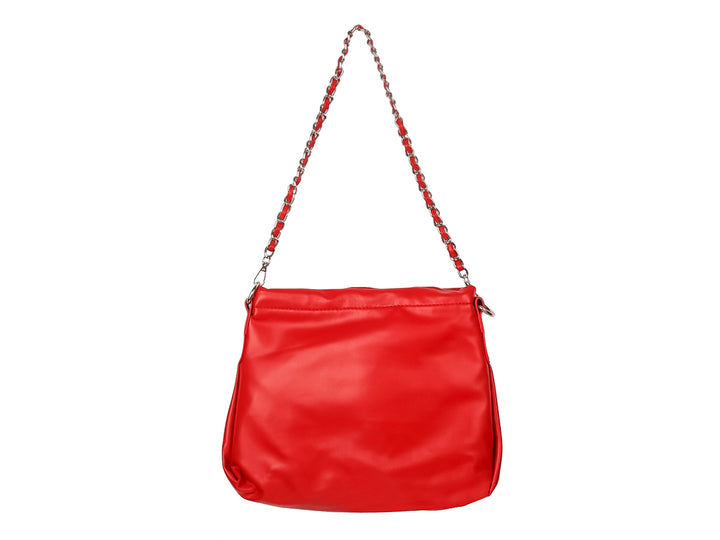 Bolso rojo de estilo saco con correa de cadena plateada y cierre de cordón.
