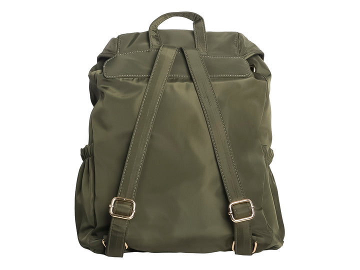 Mochila escolar color verde con cierre de hebilla dorada y bolsillo frontal.