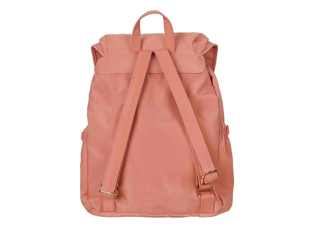 Mochila escolar de color rosa con cierre de hebilla dorada y bolsillos frontales.