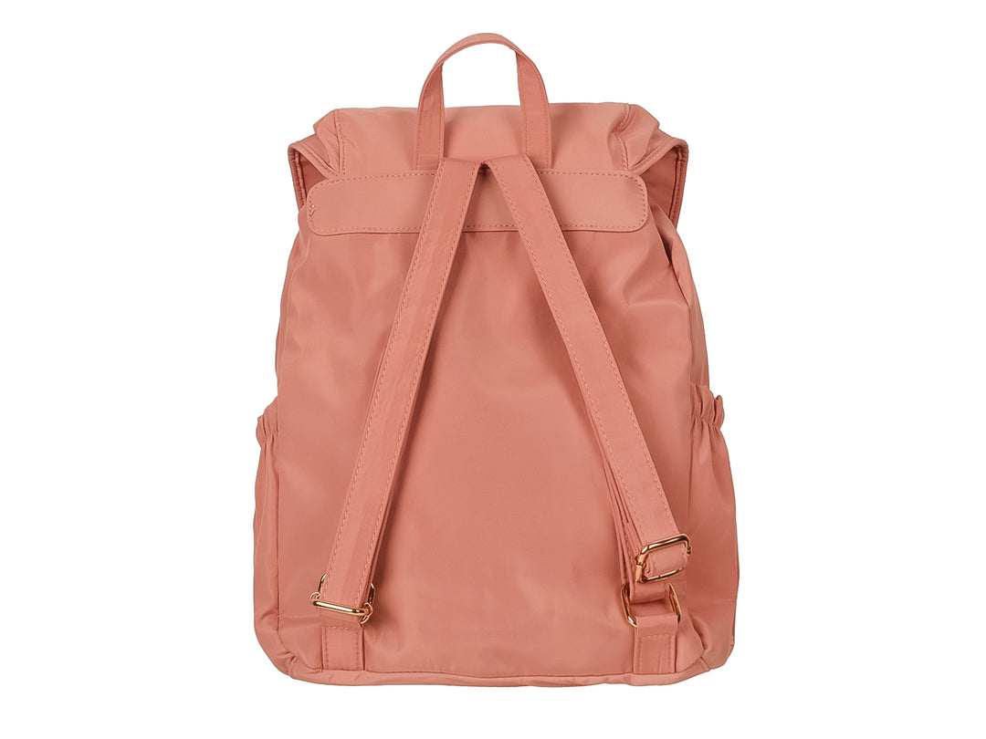 Mochila escolar de color rosa con cierre de hebilla dorada y bolsillos frontales.