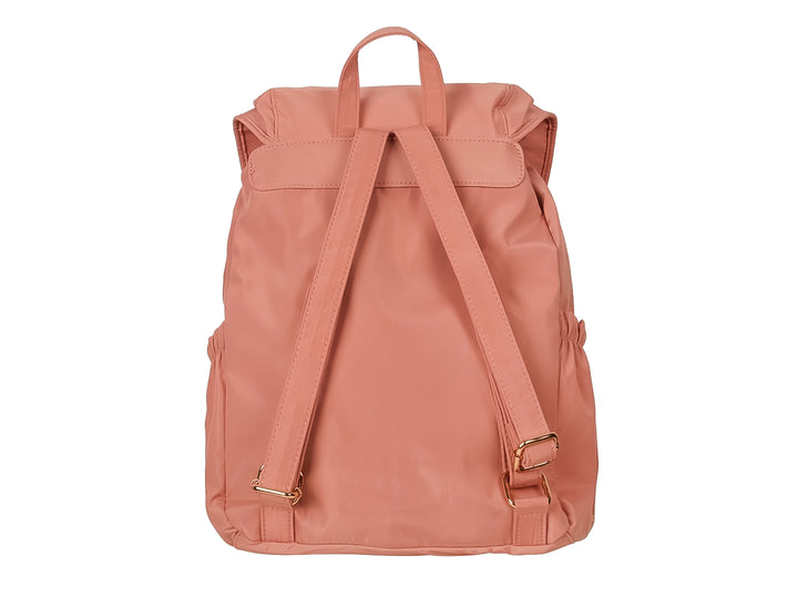 Mochila escolar de color rosa con cierre de hebilla dorada y bolsillos frontales.