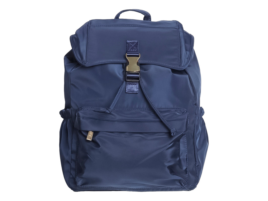 Mochila escolar color azul marino con hebilla dorada frontal y acabado brillante.