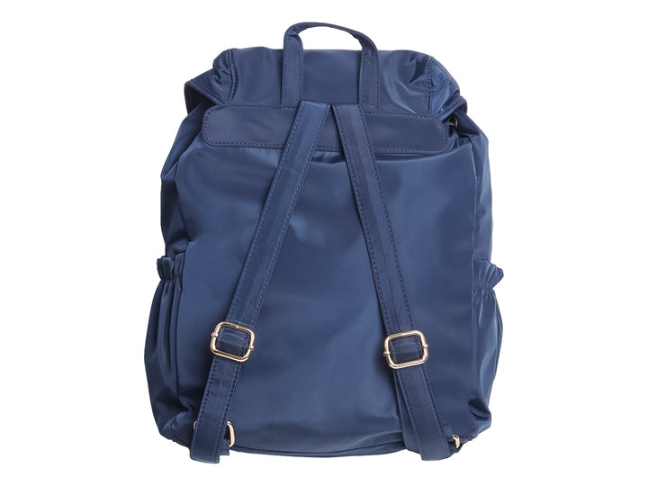 Mochila escolar color azul marino con hebilla dorada frontal y acabado brillante.