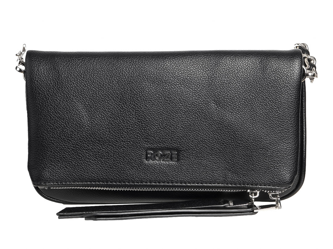 Bolso clutch negro texturizado con correa de cadena plateada y cierre.