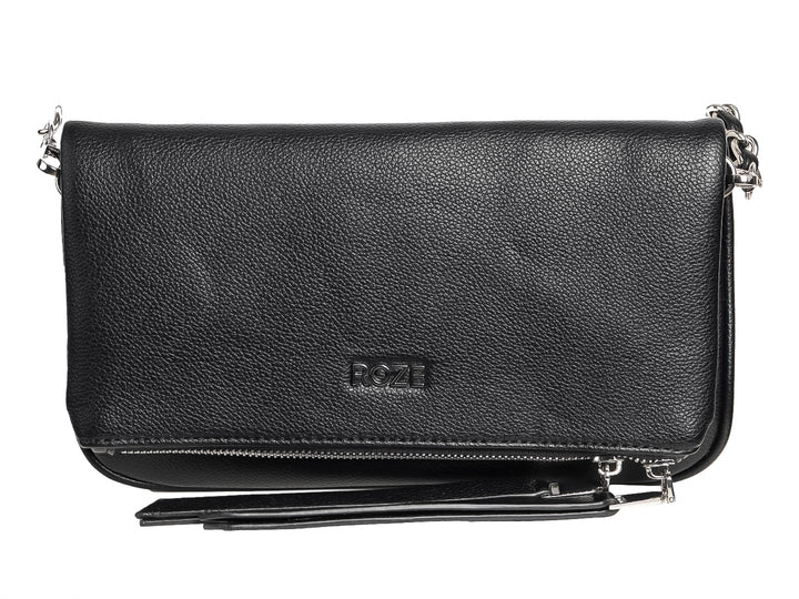 Bolso clutch negro texturizado con correa de cadena plateada y cierre.