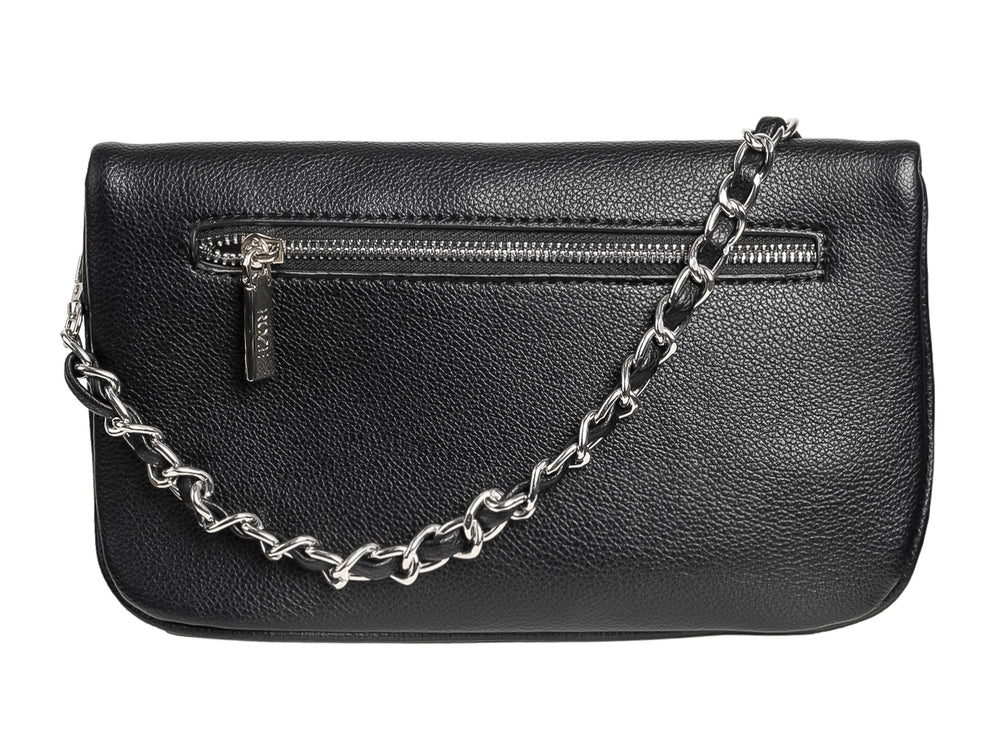 Bolso clutch negro texturizado con correa de cadena plateada y cierre.