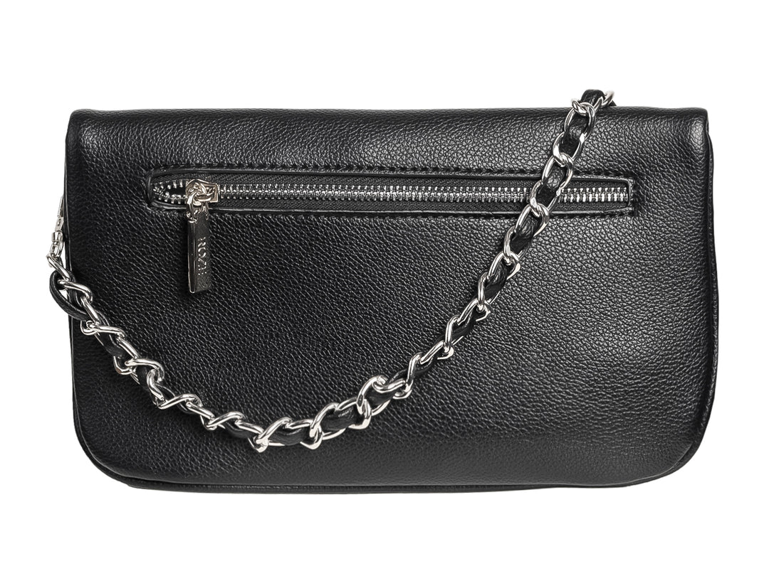 Bolso clutch negro texturizado con correa de cadena plateada y cierre.