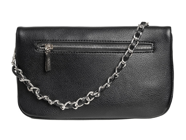 Bolso clutch negro texturizado con correa de cadena plateada y cierre.