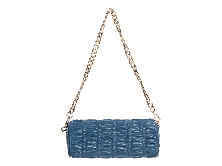 Bolsa cilíndrica azul con textura fruncida y detalles metálicos dorados de la marca ROZE.