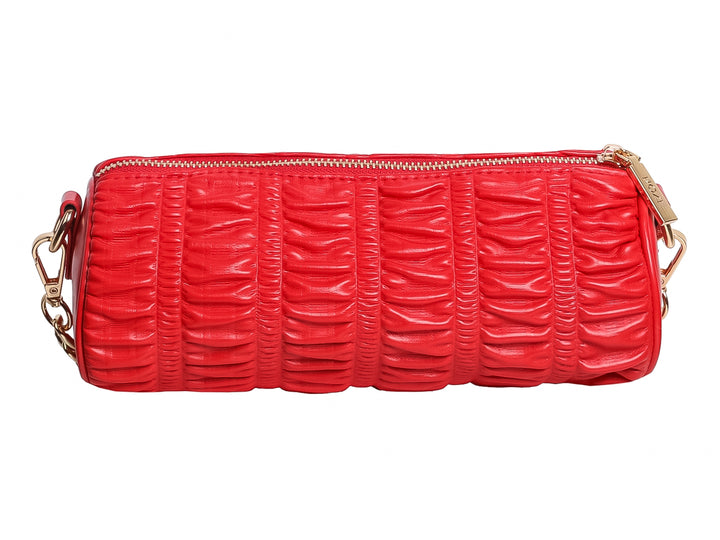 Bolso pequeño cilíndrico de color rojo con textura fruncida y detalles metálicos en dorado de la marca ROZE.