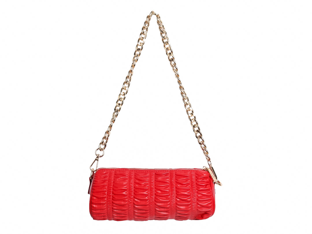 Bolso pequeño cilíndrico de color rojo con textura fruncida y detalles metálicos en dorado de la marca ROZE.