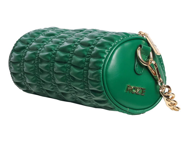 Bolso de hombro cilíndrico color verde con textura acolchada y detalles en cadena dorada de la marca ROZE.