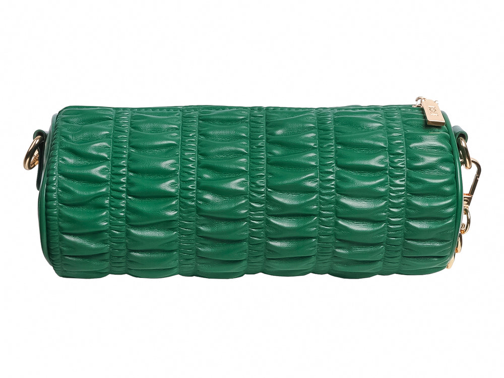 Bolso de hombro cilíndrico color verde con textura acolchada y detalles en cadena dorada de la marca ROZE.