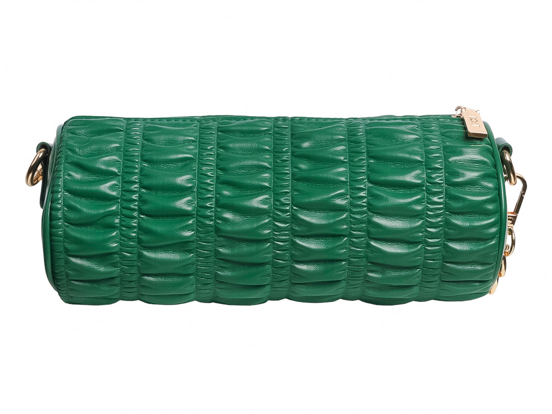 Bolso de hombro cilíndrico color verde con textura acolchada y detalles en cadena dorada de la marca ROZE.